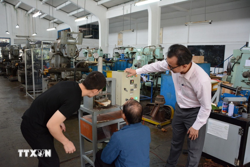 Hướng dẫn sinh viên chế tạo sản phẩm khoa học. (Ảnh: Văn Dũng/TTXVN)