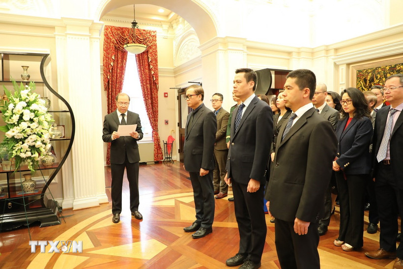 Đại sứ Việt Nam tại Mỹ Nguyễn Quốc Dũng đọc tiểu sử nguyên Chủ tịch nước Trần Đức Lương. Ảnh: Đoàn Hùng/TTXVN)