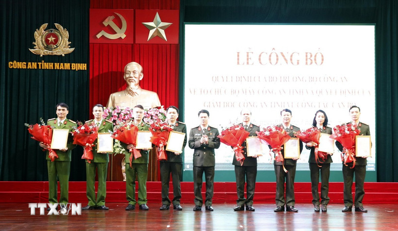 Đại tá Nguyễn Hữu Mạnh, Giám đốc Công an tỉnh Nam Định, trao các Quyết định của công an tỉnh về bổ nhiệm, điều chuyển cán bộ. (Ảnh: Thái Thuần/TTXVN)