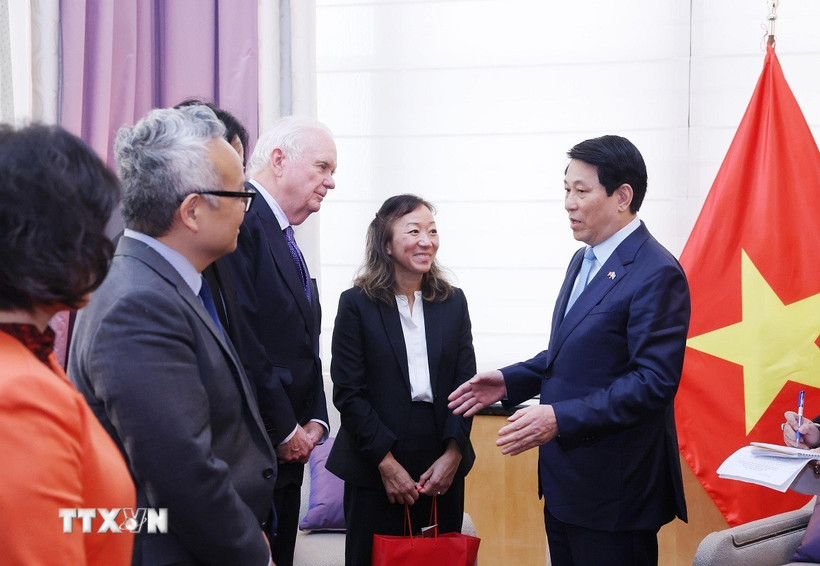 Chủ tịch nước Lương Cường tiếp lãnh đạo Viện Đông Á Weatherhead và Chương trình Việt Nam của Đại học Columbia. (Ảnh: Lâm Khánh/TTXVN)