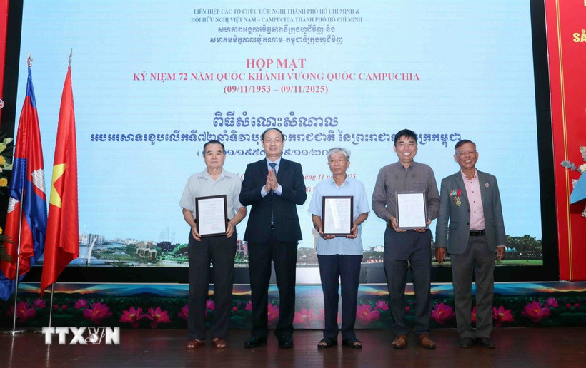 Trung tướng Nguyễn Văn Nam (thứ 2, từ trái sang), Chủ tịch Hội hữu nghị Việt Nam-Campuchia Thành phố Hồ Chí Minh, trao quyết định kiện toàn Chi hội trực thuộc Hội. (Ảnh: Xuân Khu/TTXVN)