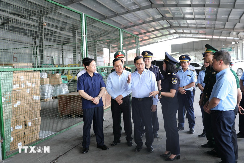 Phó Thủ tướng Bùi Thanh Sơn thị sát khu bốc dỡ hàng hóa xuất nhập khẩu trong khu vực Cửa khẩu Quốc tế Hữu Nghị (Lạng Sơn). (Ảnh: Quang Duy/TTXVN)