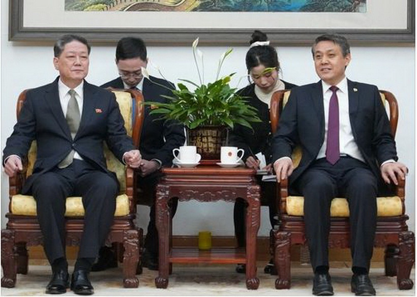 Thứ trưởng Ngoại giao Triều Tiên Pak Myong-ho (trái) và Đại sứ Trung Quốc tại Triều Tiên Vương Á Quân họp tại Đại sứ quán Trung Quốc tại Triều Tiên tháng 2/2025. (Nguồn: Yonhap)