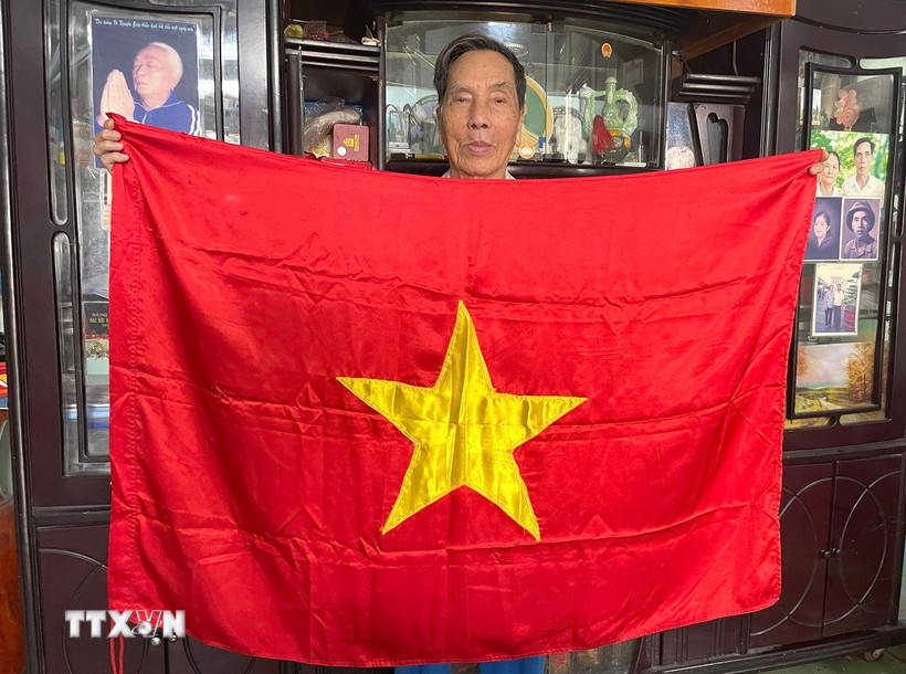 Lá cờ do ông Nguyễn Đức Lãng may để treo vào những dịp trọng đại của quê hương. (Ảnh: Thanh Thủy/TTXVN)