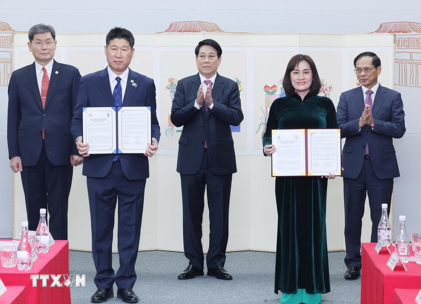 Chủ tịch nước Lương Cường chứng kiến lễ trao văn kiện hợp tác giữa Quỹ Giao lưu quốc tế Hàn Quốc và Bảo tàng Dân tộc học Việt Nam. (Ảnh: Lâm Khánh/TTXVN)