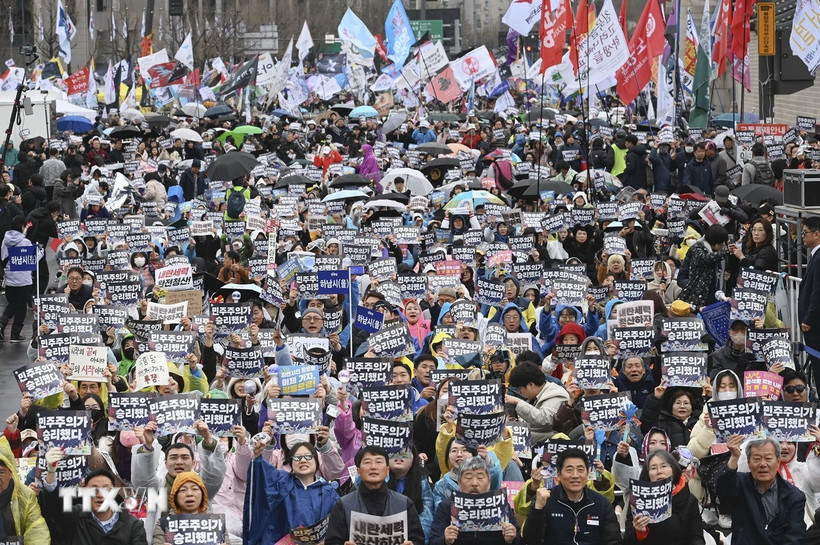 Người dân tuần hành tại Seoul, bày tỏ ủng hộ phán quyết của Tòa án Hiến pháp Hàn Quốc bãi chức Tổng thống Yoon Suk Yeol. (Ảnh: Yonhap/TTXVN)