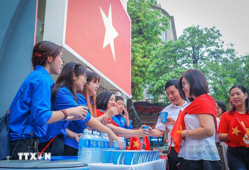 Đoàn Thanh niên TTXVN tổ chức chương trình hỗ trợ người dân trong dịp đại lễ 80 năm Quốc khánh. (Ảnh: Hoàng Hiếu/TTXVN)