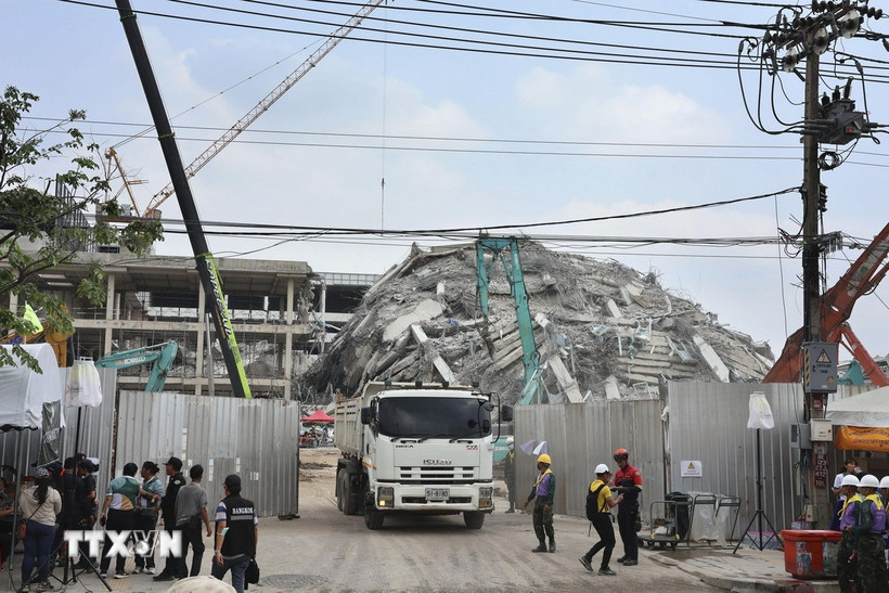 Tòa nhà bị sập tại thủ đô Bangkok, Thái Lan, do ảnh hưởng của trận động đất ở Myanmar. (Ảnh: Kyodo/TTXVN)