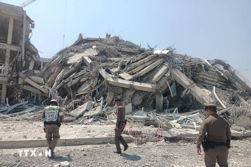 Tòa nhà cao tầng tại Bangkok, Thái Lan bị sập do ảnh hưởng của động đất ở Myanmar. (Ảnh: THX/TTXVN)