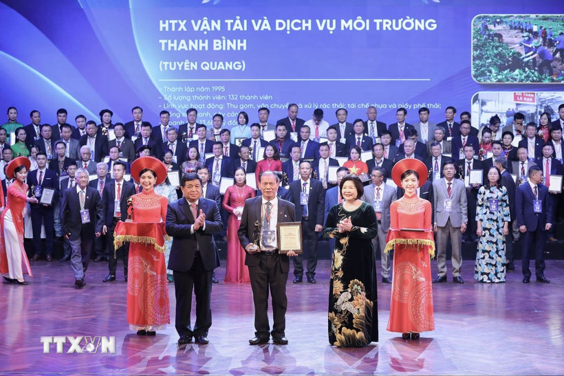 Phó Thủ tướng Nguyễn Chí Dũng và Chủ tịch Liên minh Hợp tác xã Việt Nam Cao Xuân Thu Vân trao giải "Ngôi sao Hợp tác xã" cho 100 hợp tác xã tiêu biểu. (Ảnh: Lương Hiếu/TTXVN phát)