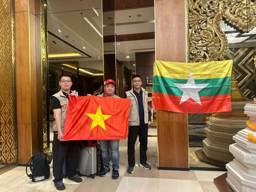 Cán bộ Việt Nam lên đường sang Myanmar làm công tác hỗ trợ khắc phục hậu quả động đất. (Nguồn: Báo Tiền Phong)