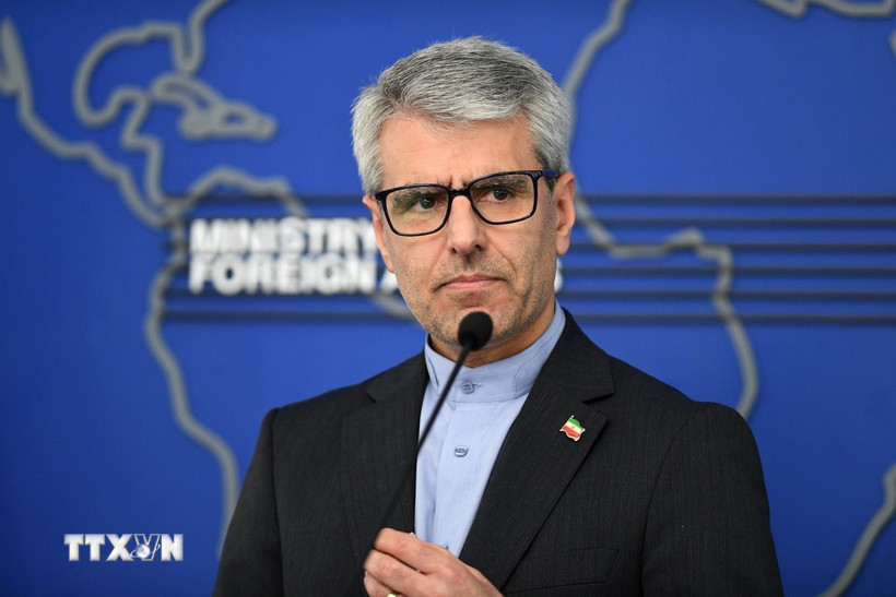 Người phát ngôn Bộ Ngoại giao Iran Esmaeil Baghaei phát biểu tại một cuộc họp báo ở Tehran. (Ảnh: THX/TTXVN)