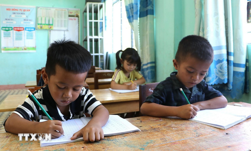 Dạy tiếng Việt cho học sinh dân tộc thiểu số. (Ảnh: Đinh Hương/TTXVN)