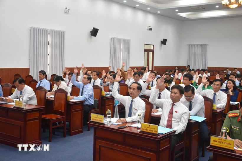 Các đại biểu biểu quyết thông qua các nghị quyết tại Kỳ họp thứ 26, Hội đồng Nhân dân tỉnh Bạc Liêu khóa X. (Ảnh: Chanh Đa/TTXVN)