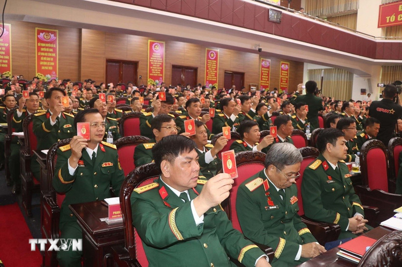 Các đại biểu biểu quyết bằng thẻ Đảng. (Ảnh: Trịnh Duy Hưng/TTXVN)