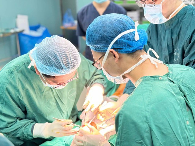 Các bác sỹ thực hiện tái tạo vết thương cho bệnh nhân. (Ảnh: Bệnh viện cung cấp)