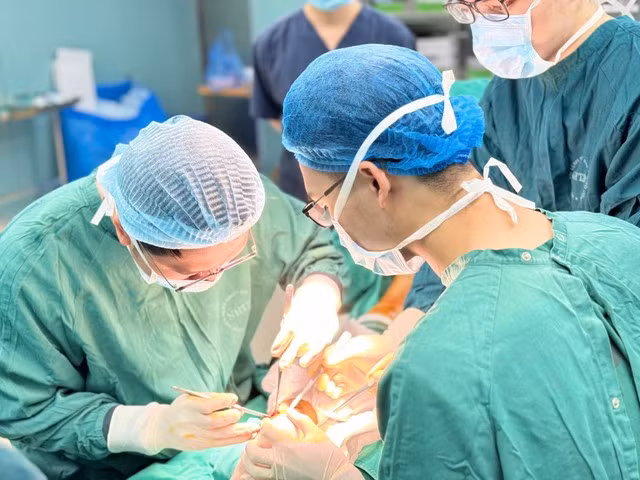 Các bác sỹ thực hiện tái tạo vết thương cho bệnh nhân. (Ảnh: Bệnh viện cung cấp)