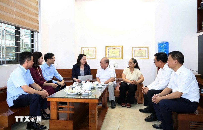 Phó Chủ tịch nước thăm và tặng quà gia đình thương binh. (Ảnh: TTXVN)