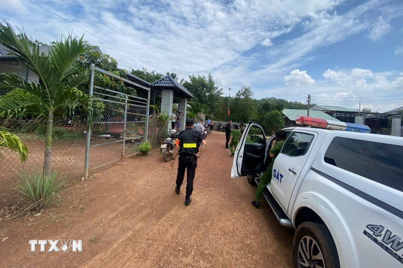 Cảnh sát tiến hành điều tra vụ án. (Ảnh: TTXVN phát)