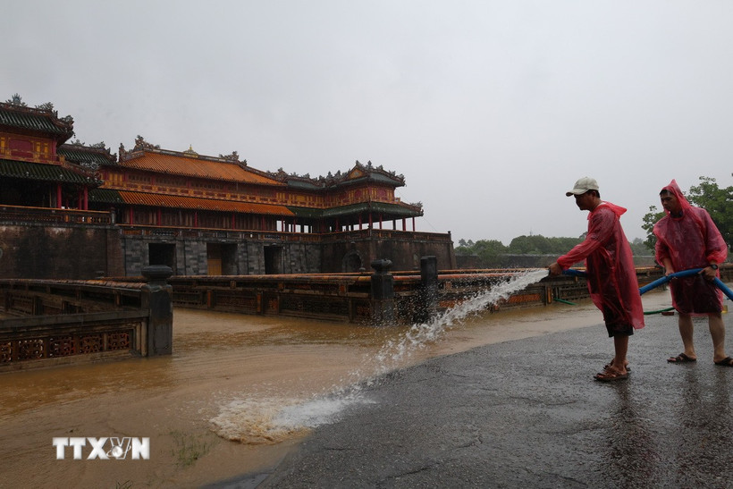 Trung tâm Bảo tồn di tích Cố đô Huế huy động cán bộ, nhân viên dọn dẹp vệ sinh tại khu vực Đại Nội Huế khi nước lũ rút, sẵn sàng mở cửa đón du khách tham quan trở lại khi điều kiện cho phép. (Ảnh: Đỗ Trưởng/TTXVN)