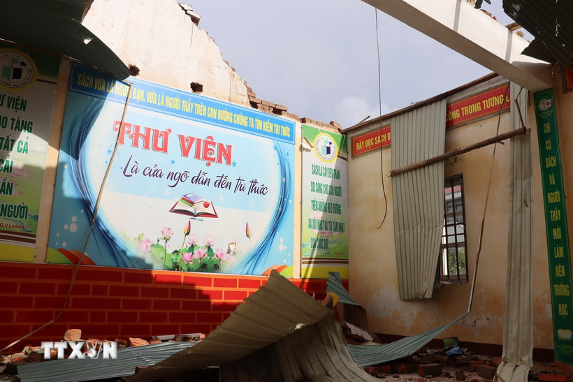 Phòng thư viện của Trường THCS Sơn Lộc, xã Xuân Lộc, tỉnh Hà Tĩnh, tan hoang sau bão. (Ảnh: Hoàng Ngà/TTXVN)