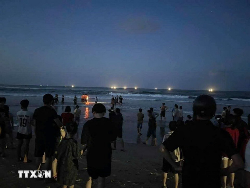 Các lực lượng chức năng, người dân địa phương và gia đình các nạn nhân tổ chức tìm kiếm. (Ảnh: TTXVN phát)