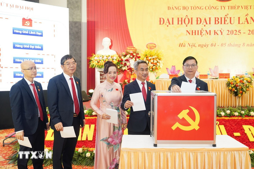 Đại biểu bỏ phiếu bầu Ban Chấp hành Đảng bộ Tổng công ty Thép Việt Nam nhiệm kỳ 2025-2030. (Ảnh: Chu Thanh Vân/TTXVN)