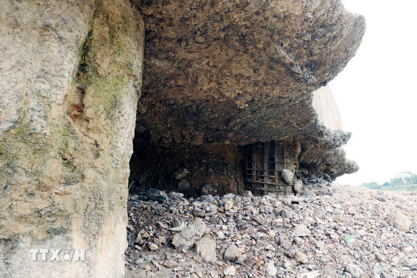 Trụ T3 của cầu sông Lô bị hư hỏng, lộ nguyên phần bê tông, cốt thép dưới chân cầu. (Ảnh: Tạ Toàn/TTXVN)