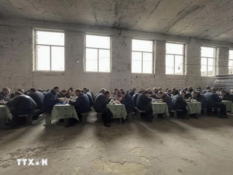 Các tù binh Nga tại trại tập trung ở miền Tây Ukraine. (Ảnh: Kyodo/TTXVN)