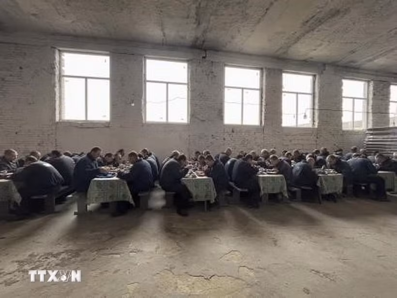 Các tù binh Nga tại trại tập trung ở miền Tây Ukraine. (Ảnh: Kyodo/TTXVN)