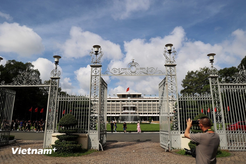 Cổng Dinh Độc Lập 50 năm sau ngày toàn thắng. (Ảnh: Hồng Đạt/Vietnam+)