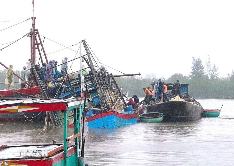Lực lượng Bộ đội Biên phòng, các lực lượng, chính quyền địa phương và người dân nỗ lực kéo tàu lên khỏi vị trí chìm. (Ảnh: TTXVN phát)