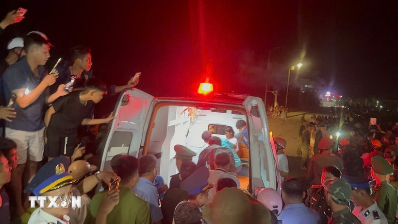 Khoảnh khắc cơ quan chức năng, người dân Lý Sơn đón 3 người mất tích trở về. (Ảnh: TTXVN phát)