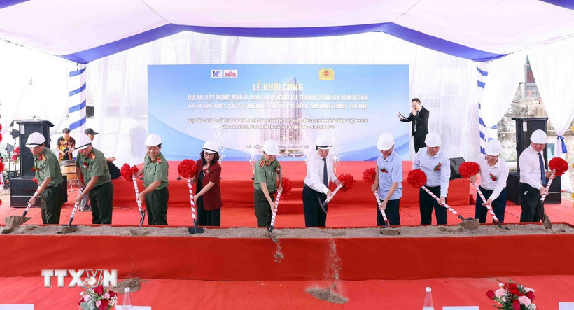 Các đại biểu thực hiện nghi thức khởi công xây dựng nhà ở cho lực lượng Công an nhân dân tại phường Khương Đình, thành phố Hà Nội. (Ảnh: Phạm Kiên/TTXVN)