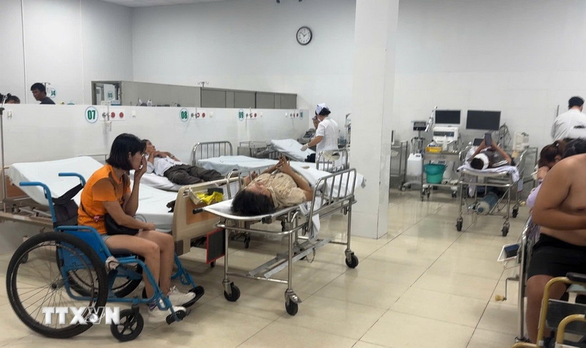 Cấp cứu người bị thương tại bệnh viện đa khoa Bình Thuận. (Ảnh: TTXVN phát)