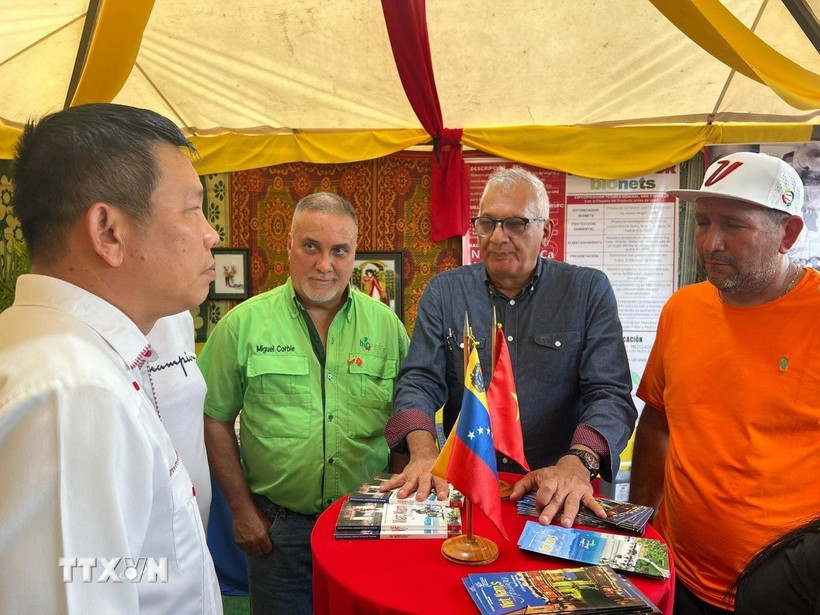 Đại sứ Vũ Trung Mỹ trao đổi với lãnh đạo bang Portuguesa bên lề Hội chợ quốc tế PÁEZ 2025. (Ảnh: TTXVN phát)