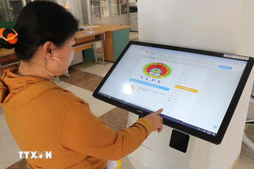 Người lao động tìm kiếm thông tin việc làm ở nước ngoài trên cổng thông tin của Trung tâm Dịch vụ việc làm Phú Yên. (Ảnh: Tường Quân/TTXVN)