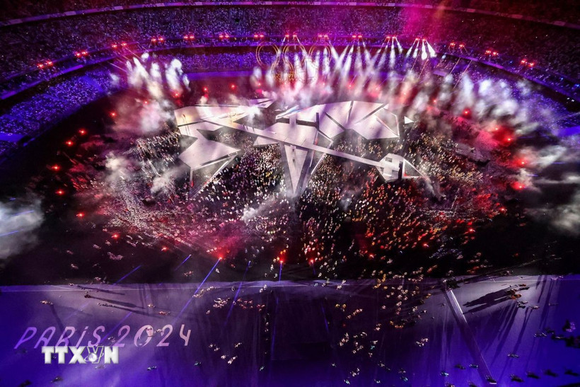 Bế mạc Olympic Paris 2024 - bữa tiệc của âm thanh và ánh sáng. (Ảnh: THX/TTXVN)