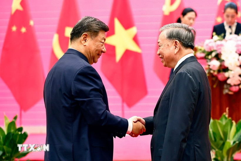 Tổng Bí thư Tô Lâm và Tổng Bí thư, Chủ tịch nước Trung Quốc Tập Cận Bình dự Liên hoan giao lưu hữu nghị nhân dân Việt Nam-Trung Quốc. (Ảnh: Thống Nhất/TTXVN)