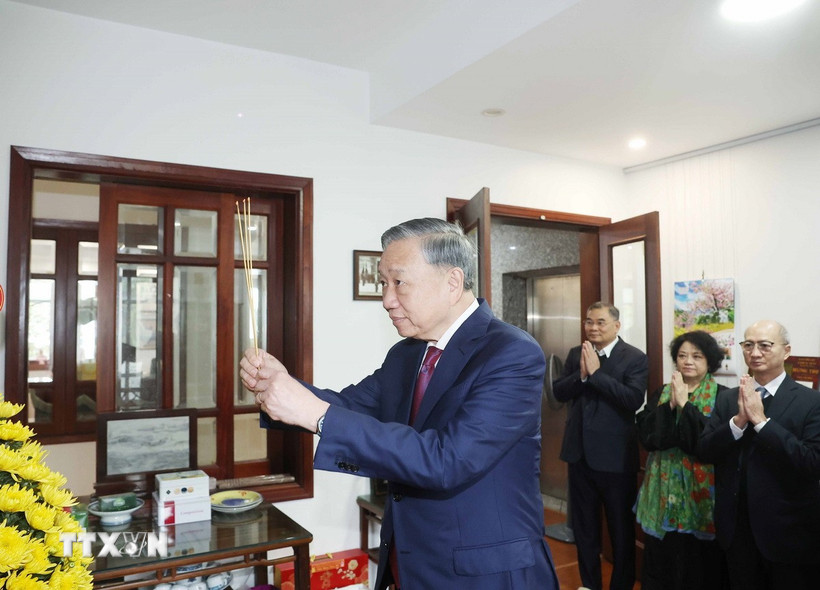 Tổng Bí thư Tô Lâm dâng hương tưởng nhớ cố Thủ tướng Chính phủ Phạm Văn Đồng. (Ảnh: Thống Nhất/TTXVN)