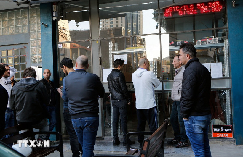 Một quầy giao dịch Bitcoin tại Tel Aviv, Israel. (Ảnh: THX/TTXVN)