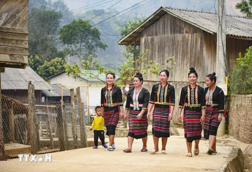 nhờ chương trình Mục tiêu quốc gia phát triển kinh tế - xã hội vùng dân tộc thiểu số và miền núi, đời sống của đồng bào dân tộc Cống tại xã biên giới Pa Thơm, huyện Điện Biên (tỉnh Điện Biên) đã có những bước chuyển mình rõ rệt.