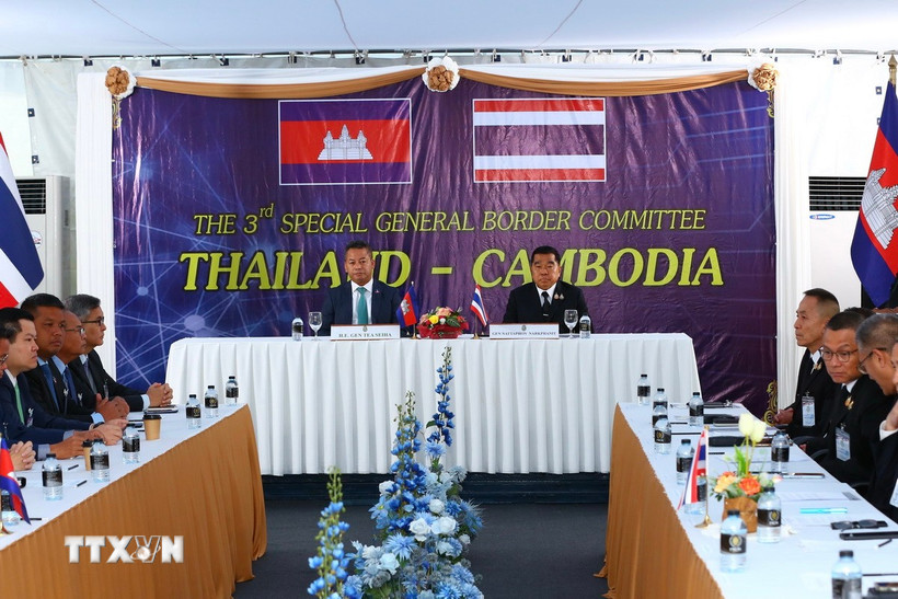 Đại tướng, Bộ trưởng Quốc phòng Thái Lan Natthaphon Narkphanit (phải) và Đại tướng Tea Seiha, Phó Thủ tướng kiêm Bộ trưởng Quốc phòng Campuchia, ký thỏa thuận ngừng bắn tại trạm kiểm soát biên giới ở tỉnh Chanthaburi (Thái Lan). (Ảnh: THX/TTXVN)