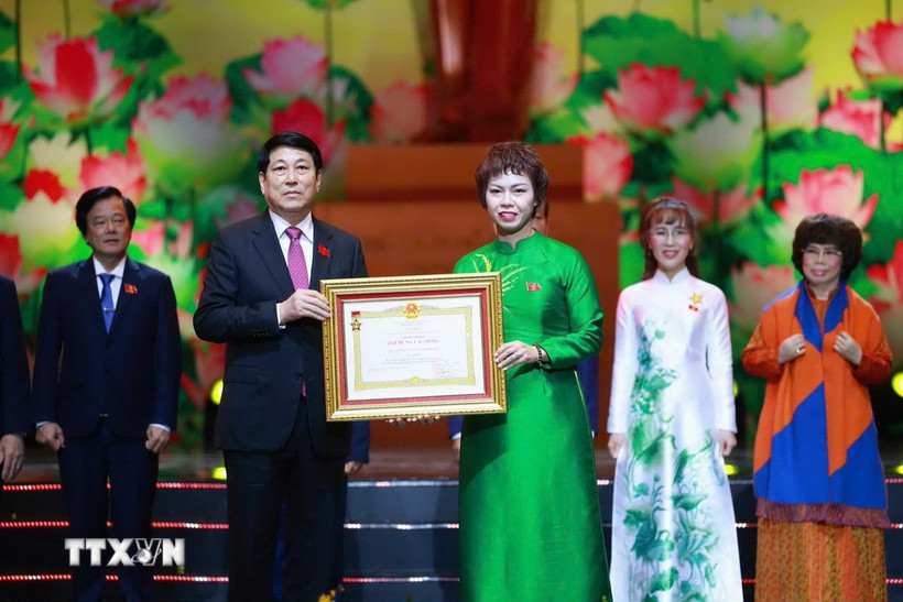 Chủ tịch nước Lương Cường trao danh hiệu Anh hùng lao động cho Tập đoàn ThaiBinh Seed. (Ảnh PV/TTXVN)