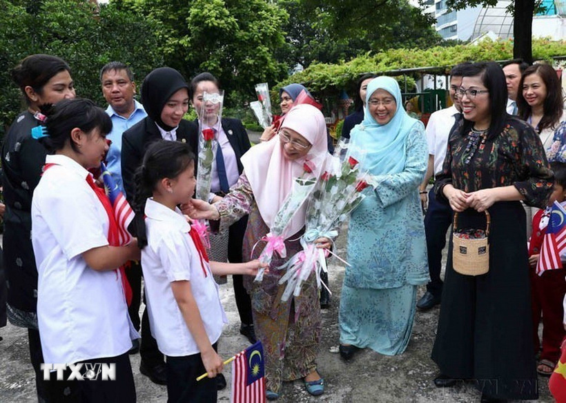 Phu nhân Thủ tướng Phạm Minh Chính, bà Lê Thị Bích Trân, cùng Phu nhân Thủ tướng Malaysia, bà Dato’ Seri Dr. Wan Azizah binti Dr. Wan Ismail đến thăm làng trẻ em SOS Hà Nội, chiều 21/7/2023. (Ảnh: Phạm Kiên/TTXVN)