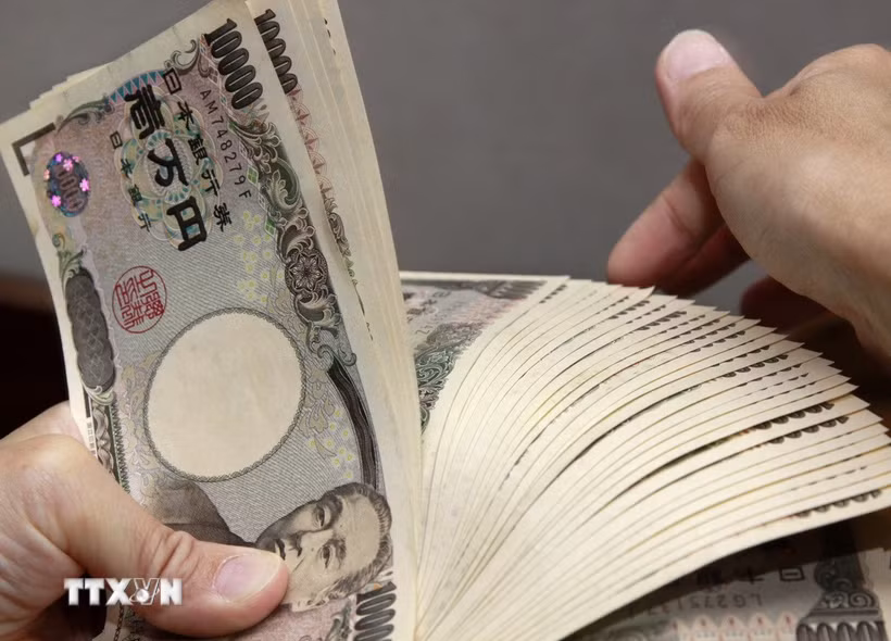 Kiểm tiền mệnh giá 10.000 yen tại ngân hàng ở Tokyo (Nhật Bản). (Ảnh: Kyodo/TTXVN)