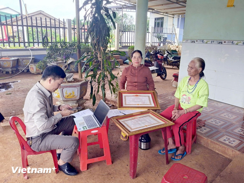 Hỗ trợ bà con đồng bào dân tộc thiểu số thực hiện các thủ tục hành chính ngay tại nhà. (Ảnh: Hưng Thịnh/Vietnam+)