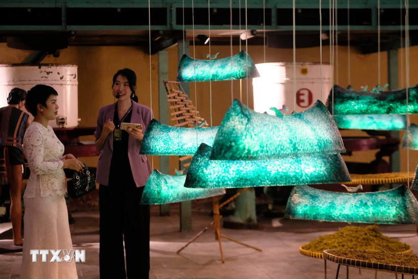 Khán giả tham quan khu vực trưng bày các tác phẩm nghệ thuật về “Hồn đất - Hồn nghề” ở xứ trà B’Lao. (Ảnh: Nguyễn Dũng/TTXVN)