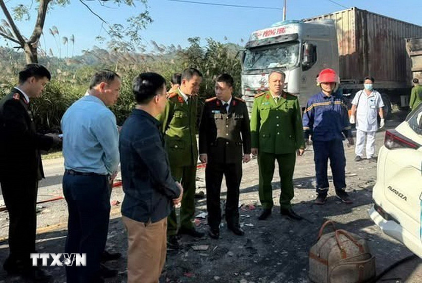 Lãnh đạo Công an tỉnh Lạng Sơn trực tiếp chỉ đạo công tác điều tra làm rõ nguyên nhân vụ tai nạn tại hiện trường. (Ảnh: TTXVN phát)