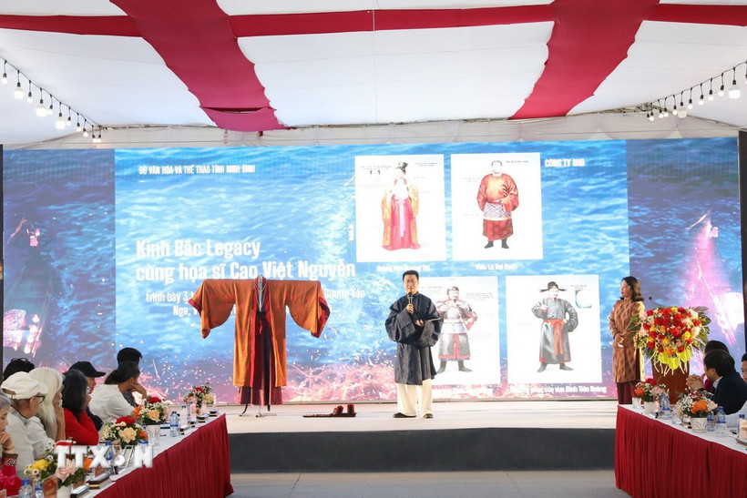 Nhóm nghiên cứu trình bày về công trình nghiên cứu phỏng dựng trang phục của Thái hậu Dương Vân Nga. (Ảnh: Đức Phương/TTXVN)